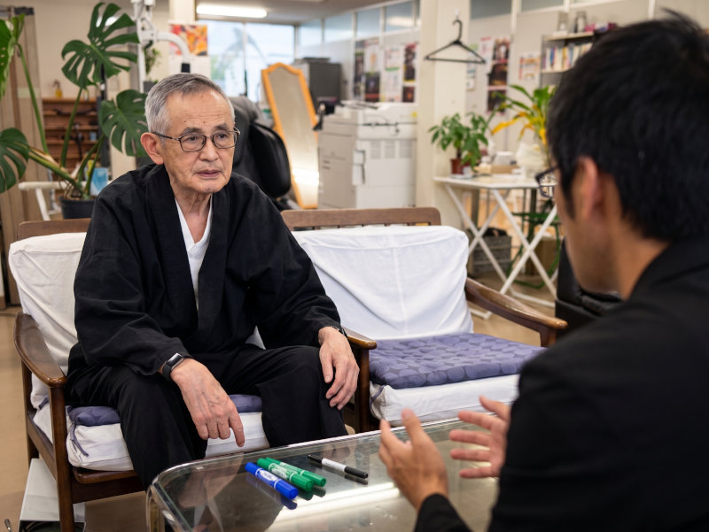 相談相手の話に耳を傾ける藤井薫