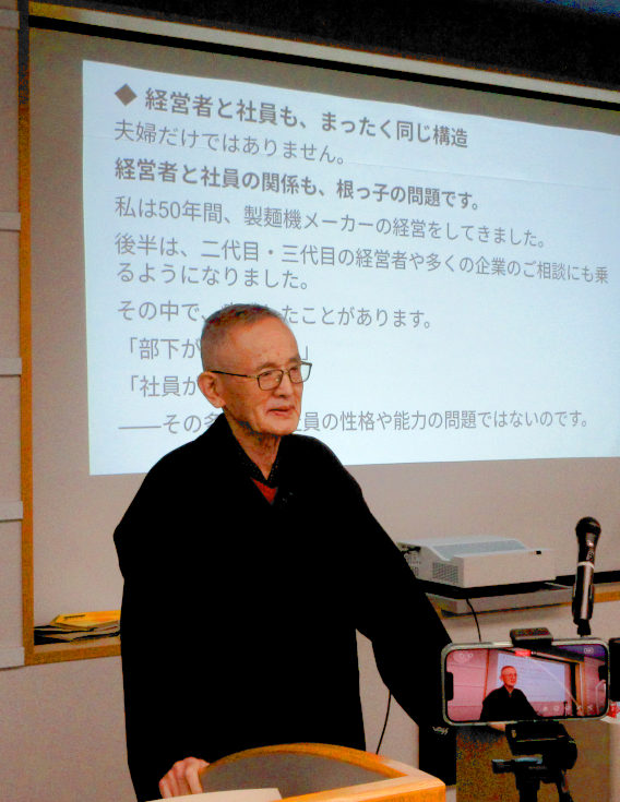 経営者と社員の関係について会場で講演する藤井薫